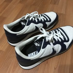 Men Nike tennis shoes